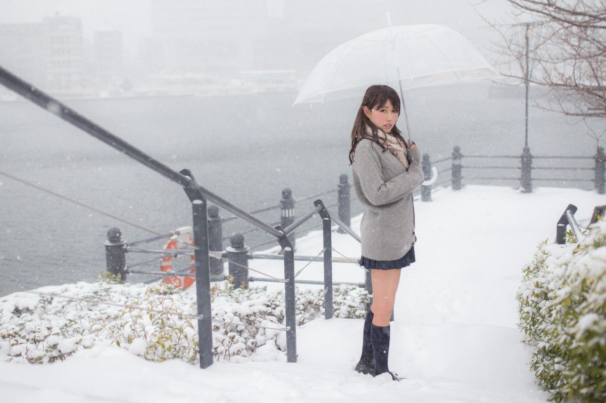 仓田夏希(倉田夏希) 美女日历雪景图片集养眼 仓田夏希女神私房照 - 福利社仓田夏希帮美女日历（BIJOGOYOMI）拍摄的一组写真，只见她身穿学生制服，宛如美丽娇豔的花朵，绽放在一片雪白景象之中。|福利社