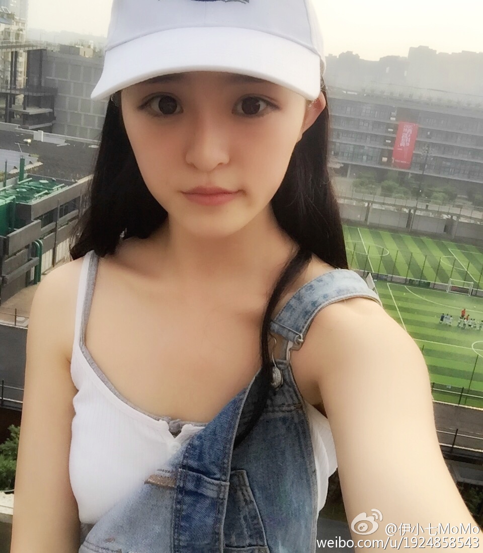 伊小七MoMo 清新养眼萝莉私房照诱惑写真图清新养眼 伊小七女神私房照 - 福利社伊小七MoMo，来自四川成都的模特新人，秀人网模范学院的新麻豆|福利社