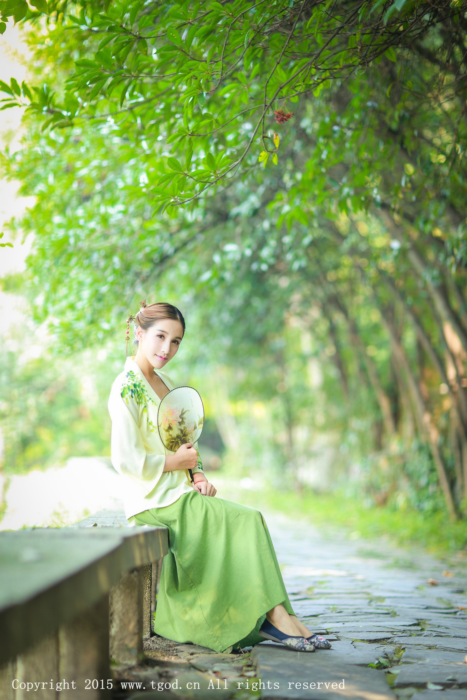 艾希Ice [TGOD推女神]高清写真图清新汉服之艾希女神 ~户外清新气质 艾希Ice女神私房照 - 福利社安静的女神@Ice_艾希，身着汉服，眼带笑意，微微一笑很倾城，让人不禁想起，天青色等烟雨，而我在等你，纵使隔江千万里，也愿为女神亲赴|福利社