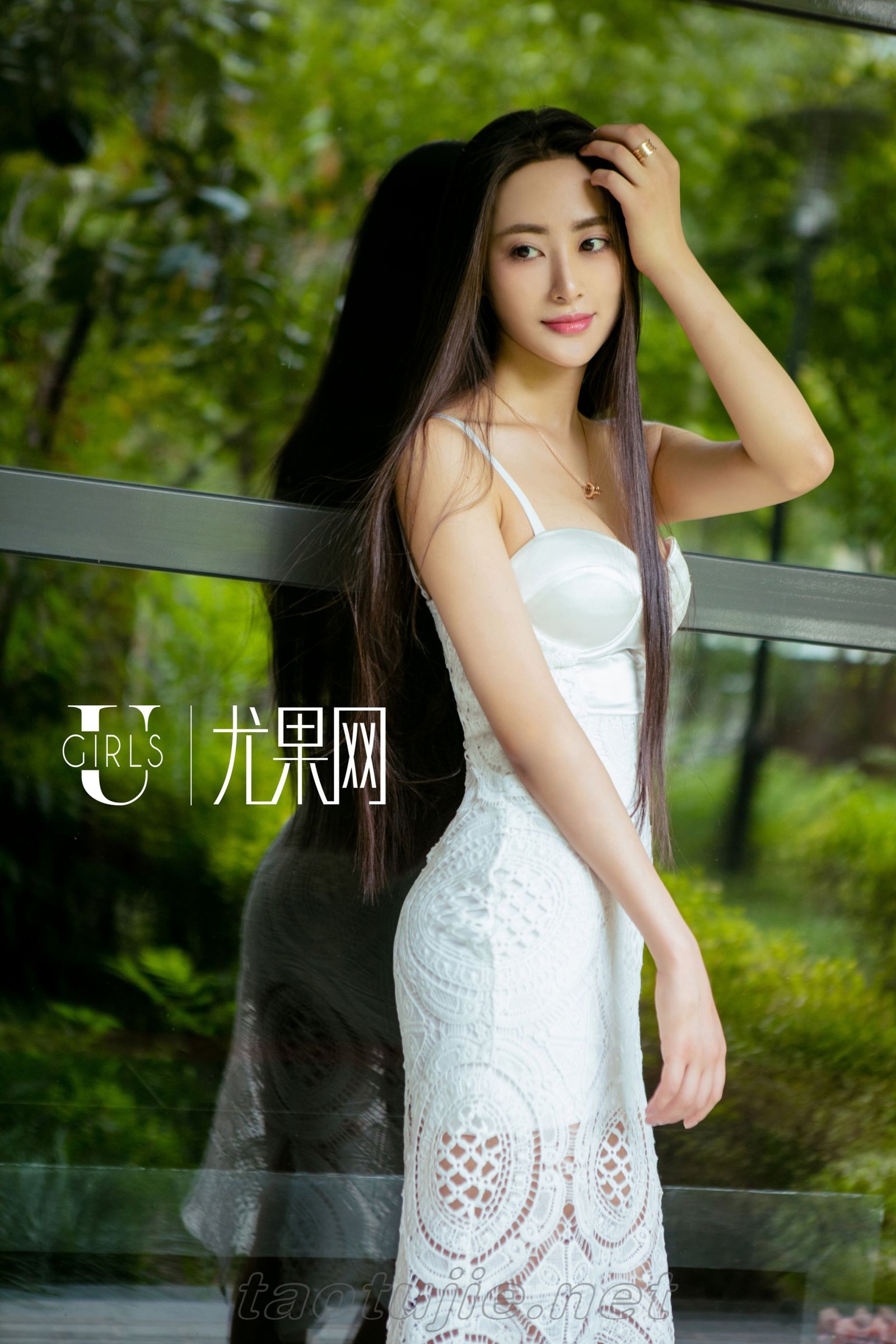 飞Angelababy [Ugirls尤果网]高清写真图第206期性感美腿大尺度 穆菲菲女神私房照 - 福利社花开在太阳下，等待情人啊，是不是还在想她？不知道是谁撕碎了阳光把它撒在她的身上，零零碎碎的光影照着细腻的皮肤散出 微微的红晕。她轻轻靠在窗边，甜美的想为她唱一首简单的小情歌，无论是纯情的白纱还是性感的黑丝，脑中挥不去的还是她。|福利社