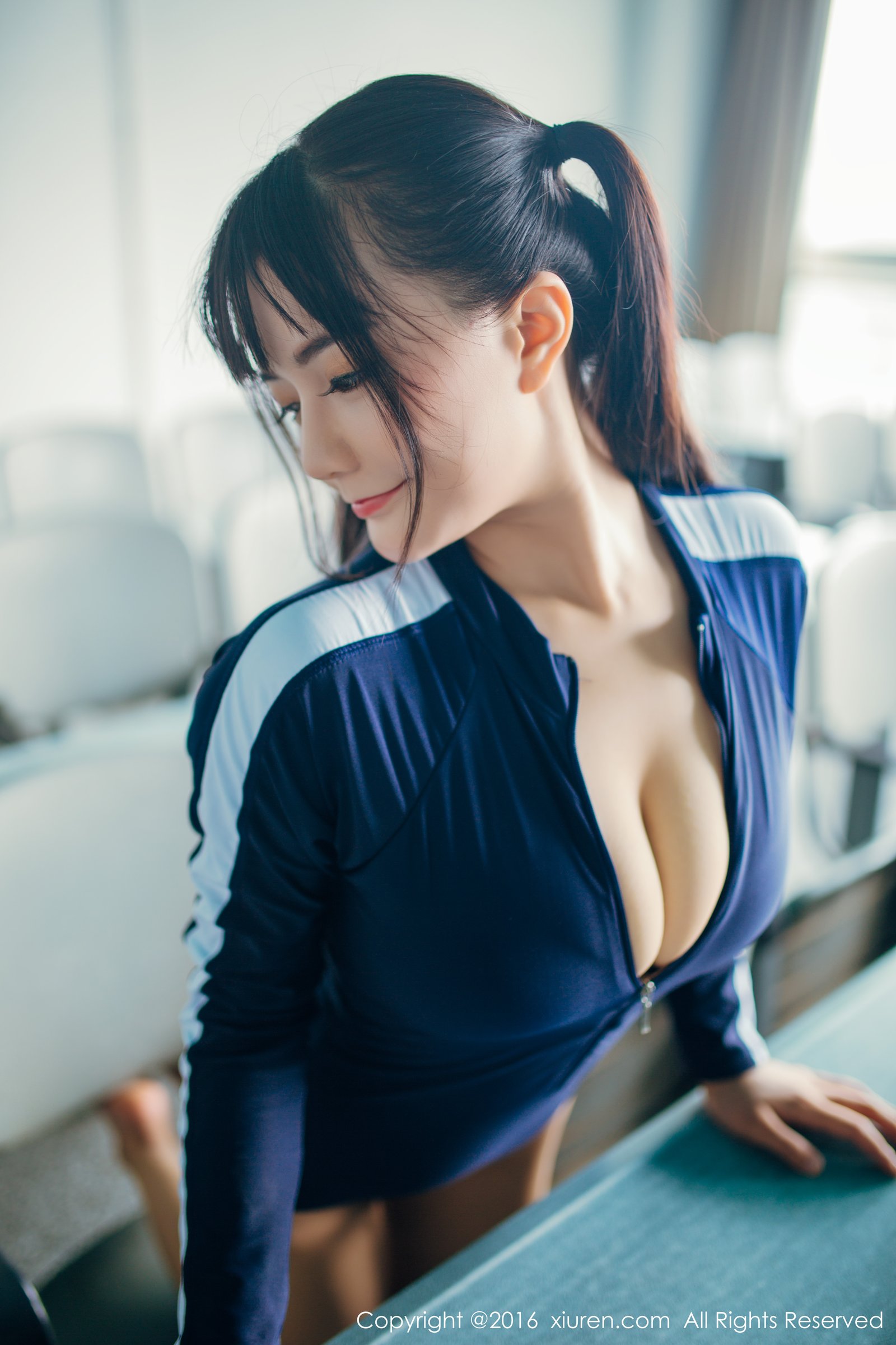 阿乖Kiddo [XIUREN秀人网]高清写真图2016.09.22 XR20160922N00601童颜巨乳校服女仆 阿乖Kiddo女神私房照 - 福利社秀人网的朋友大家好这是我的秀人首部作品，模特是可爱美萌巨乳美少女@阿乖Kiddo，写真包含了一套教室拍摄学生装主题服饰和女仆装+睡衣，希望大家喜欢！|福利社