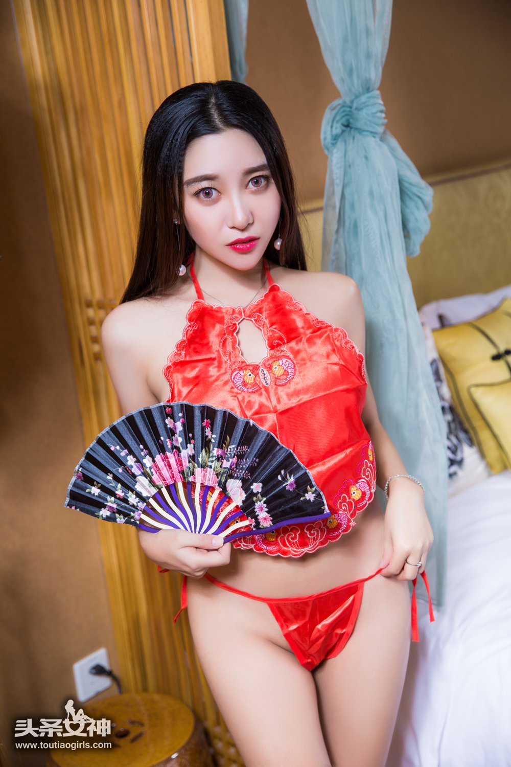 李梓熙- [TouTiao头条女神]高清写真图 2017-03-11 红肚兜写真肚兜丁字裤大尺度 李梓熙女神私房照 - 福利社当你看见有圆润柔软的东西的时候，总会忍不住用手去摸一摸，掐一掐，尤其是那种柔软滑嫩，富有弹性的东西，轻轻一拧仿佛可以掐出水来。这可真是绝佳的手感。|福利社