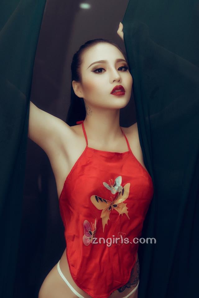 越南模特Đặng Trang火辣红肚兜美图妩媚白嫩肚兜 Đặng Trang女神私房照 - 福利社越南正妹Đặng Trang拍照起来架势十足，眼神更是十足的诱人，看她魅惑的眼神，再加上红色的肚兜装，超级引人遐想的，霸气侧漏更是成为了焦点～|福利社