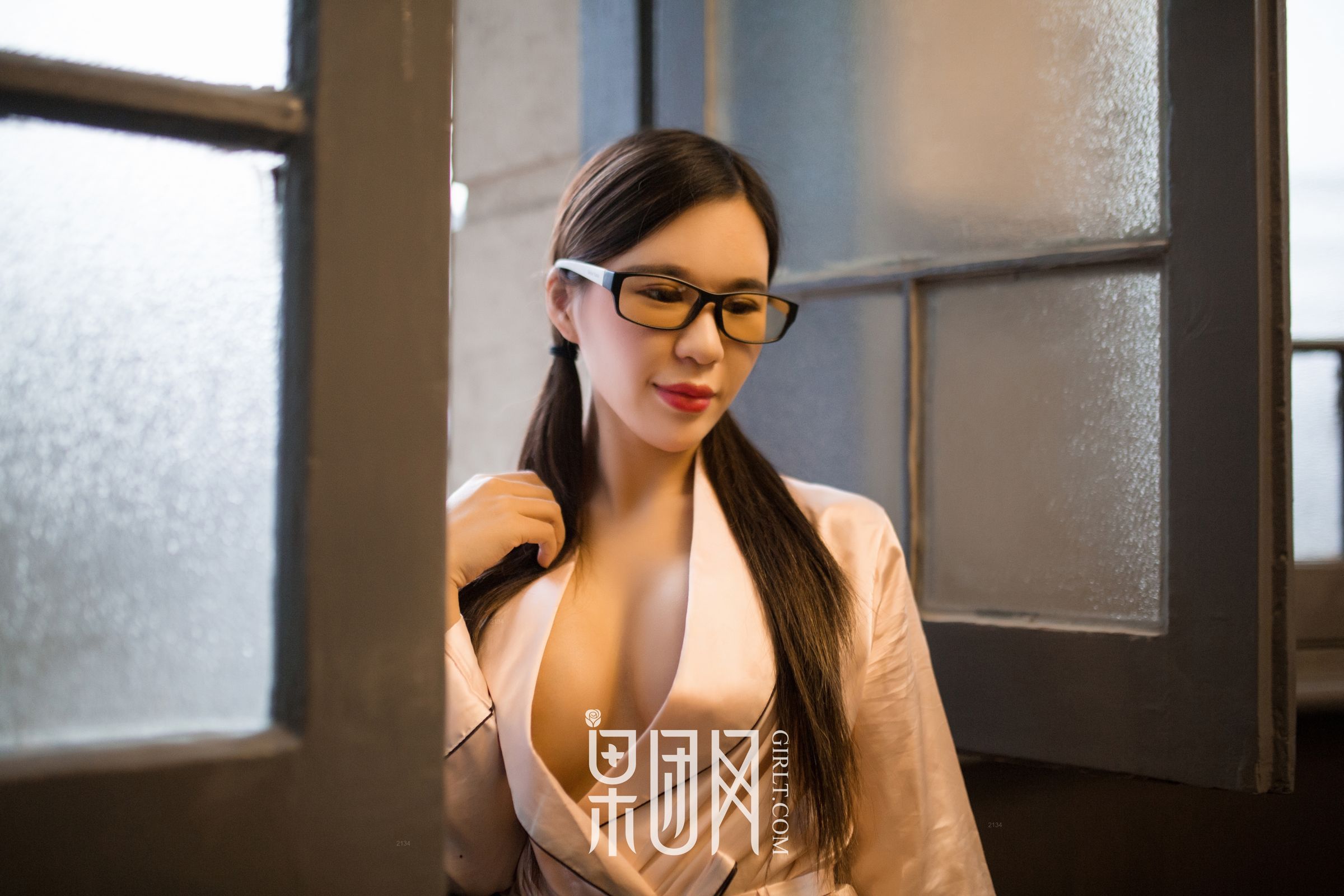 王紫果团首秀，惊艳众人！果团网女仆制服内衣 女神私房照 - 福利社黑色的连身衣包裹全身，凹凸有致的身材难以抵抗。在公司，她是八面玲珑的拜金OL，回到家后，无论是BF的衬衫还是黑色内衣，性感的就像午夜盛开的曼陀罗，令人神魂颠倒。偶尔还会化身萌系女仆，俏皮可爱，赤影红唇，香发美腿，泪眼酥胸，她是王紫，她在笼中求解禁！|福利社