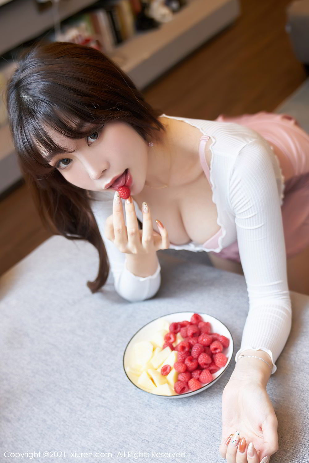 [XiuRen]高清写真图 2021.04.25 VOL.3344 芝芝Booty秀人网女神内衣丝袜 芝芝Booty女神私房照 - 福利社女神@芝芝Booty 发布，粉色的内衣与短裙身姿更为娇艳夺目，圆润酥胸与丝袜美足妖妖艳艳勾人魂魄，共70P足量放送，希望大家喜欢和多多支持。|福利社