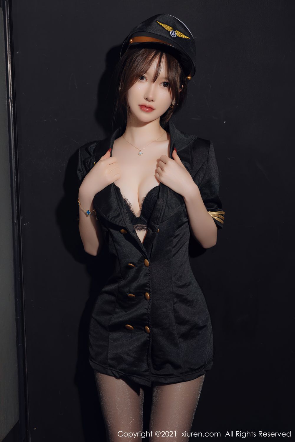 [XiuRen]高清写真图 2021.12.17 No.4355 美桃酱秀人网制服黑丝 美桃酱女神私房照 - 福利社模特@美桃酱 发布，黑色空军制服搭配黑丝，丰腴多姿的肌肤胜雪，勾魂摄魄之态让人魂牵蒙绕，希望大家喜欢和多多支持。|福利社